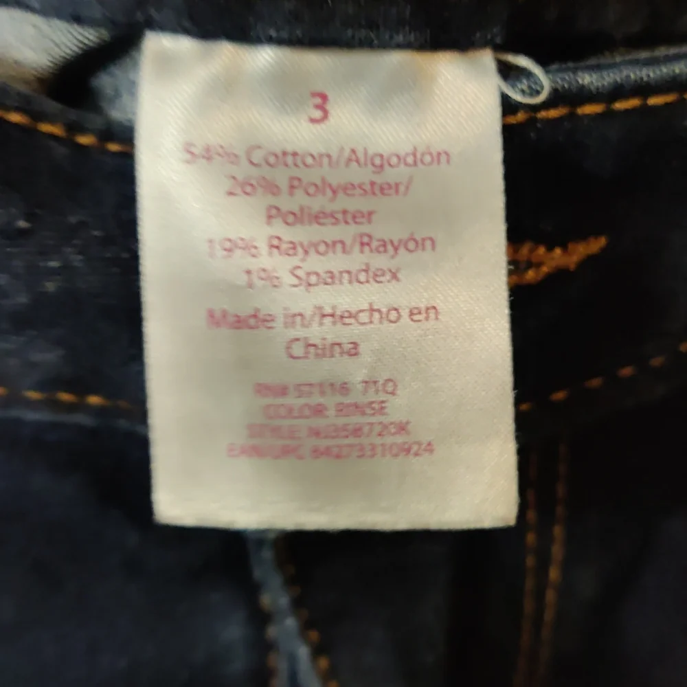 ***No Boundaries Destructed Cut Off Jeans - Picture 4 of 5